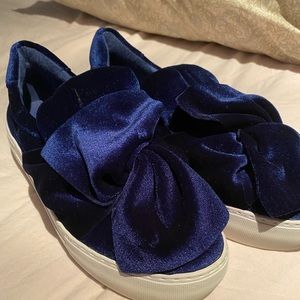 J/Slides in blue size 6